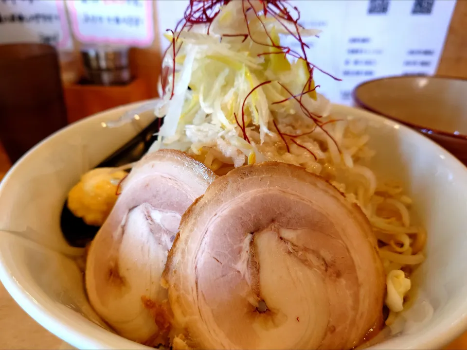 【期間/数量限定】
【TRYラーメン大賞2019 - 2020 
新人賞 にぼし部門1位】 
新潟中華そば うめ川 
うめ太郎 (麺180g、1,000円) 
＋生姜 (大蒜/生姜/辛味噌から選択、無料)
―背脂を半分に
―追い飯辞退 (無料)
＋生卵 (うめ川Tシャツ着用で
無料、別皿)
@板橋区役所前5分 
(JR板橋駅から徒歩20分) 
25322
〈醤158塩52噌󠄀23タ11昆9出15 F17冷27混5つ3焼1ポ1〉|大脇さん