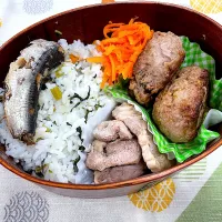 イワシに煮付、ハンバーグ、豚肉生姜焼、ニンジンサラダの菜飯🍱|なお🅿️さん