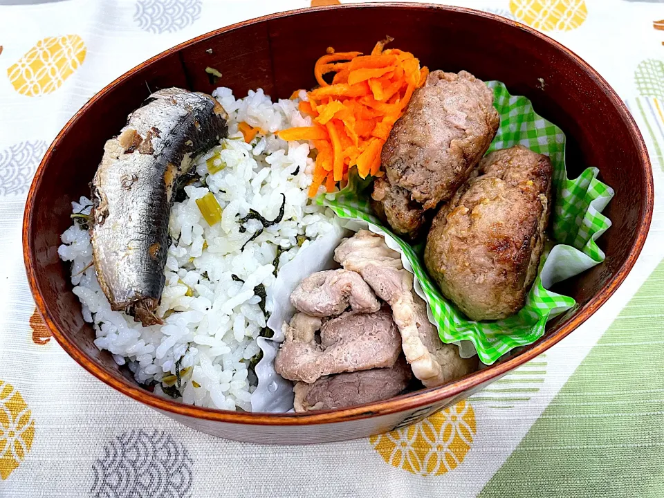 イワシに煮付、ハンバーグ、豚肉生姜焼、ニンジンサラダの菜飯🍱|なお🅿️さん