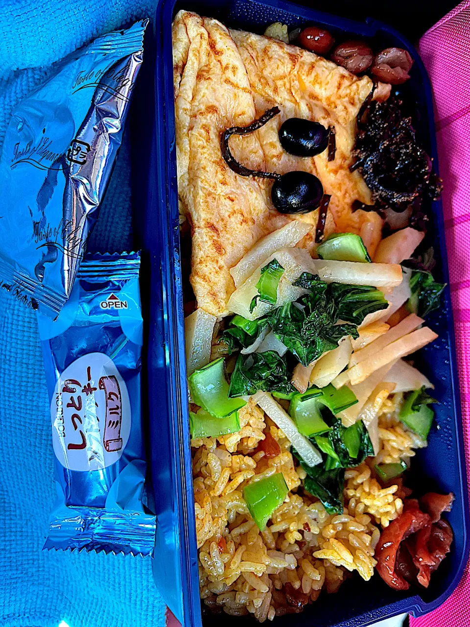 #昼飯　豆と子持ち昆布の天パー笑顔チーズオムレツと小松菜じゃが炒めと梅と黒豆3個茶豆3個のせドライカレークッキー添え弁当|ms903さん