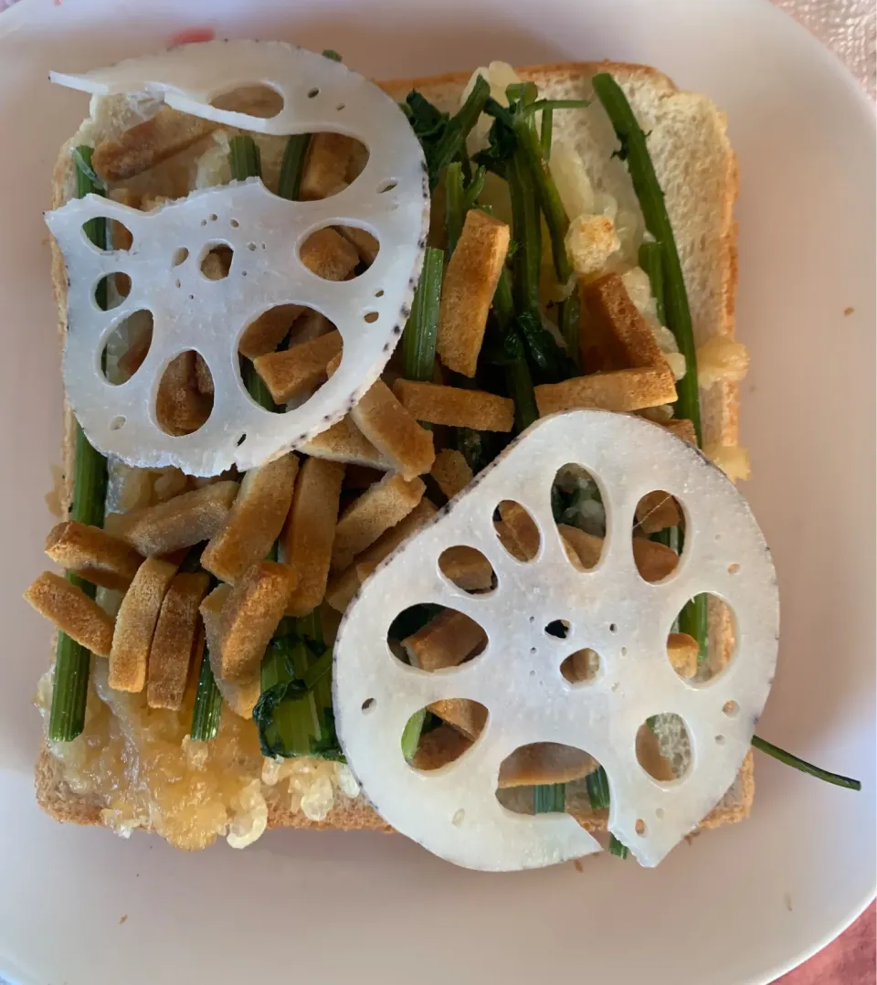 れんこんとにんじんの葉と天かすのトースト|そらまめさん