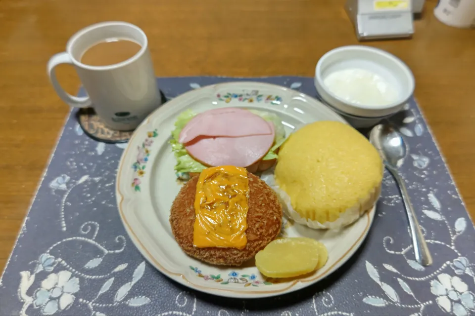 トーストサンドイッチ、チーズカリーパン、たまご蒸しパン、沢庵、ホットコーヒー、ヨーグルト(朝飯)|enarinさん