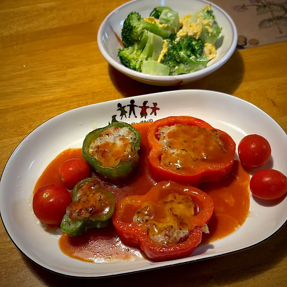 ピーマンとパプリカの肉詰めと、ブロッコリーのたまごサラダ|もえさん