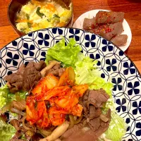 焼肉丼　卵スープ　こんにゃく旨辛煮|とゆあさん