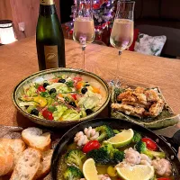 白子とブロッコリーのアヒージョ　手羽中唐揚げ　サラダ| izunさん