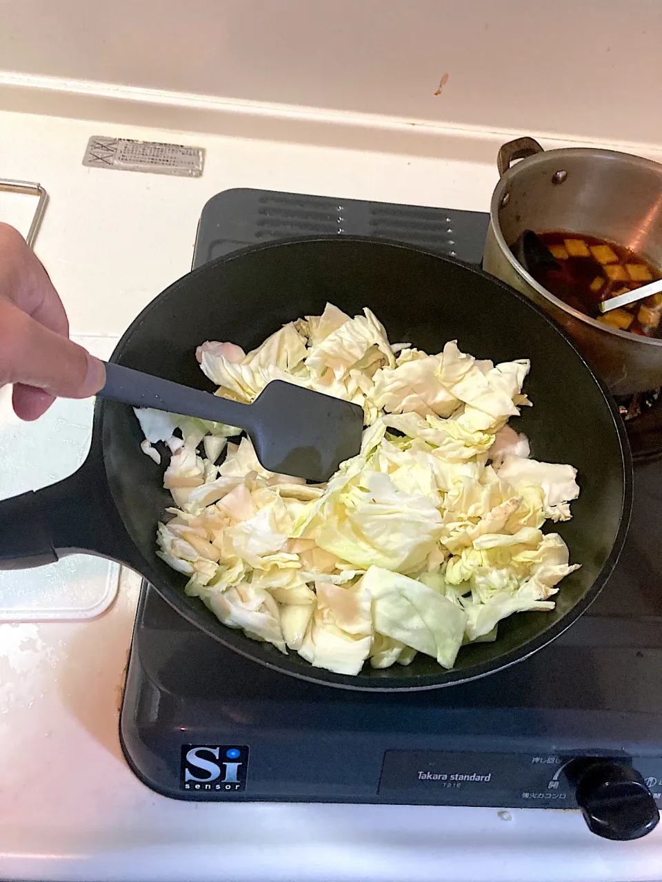 今日の晩ご飯②  キャベツと玉ねぎを炒めます|なびさん