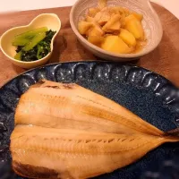 ホッケの開き、鶏じゃが、小松菜ナムル|ぷゆこさん