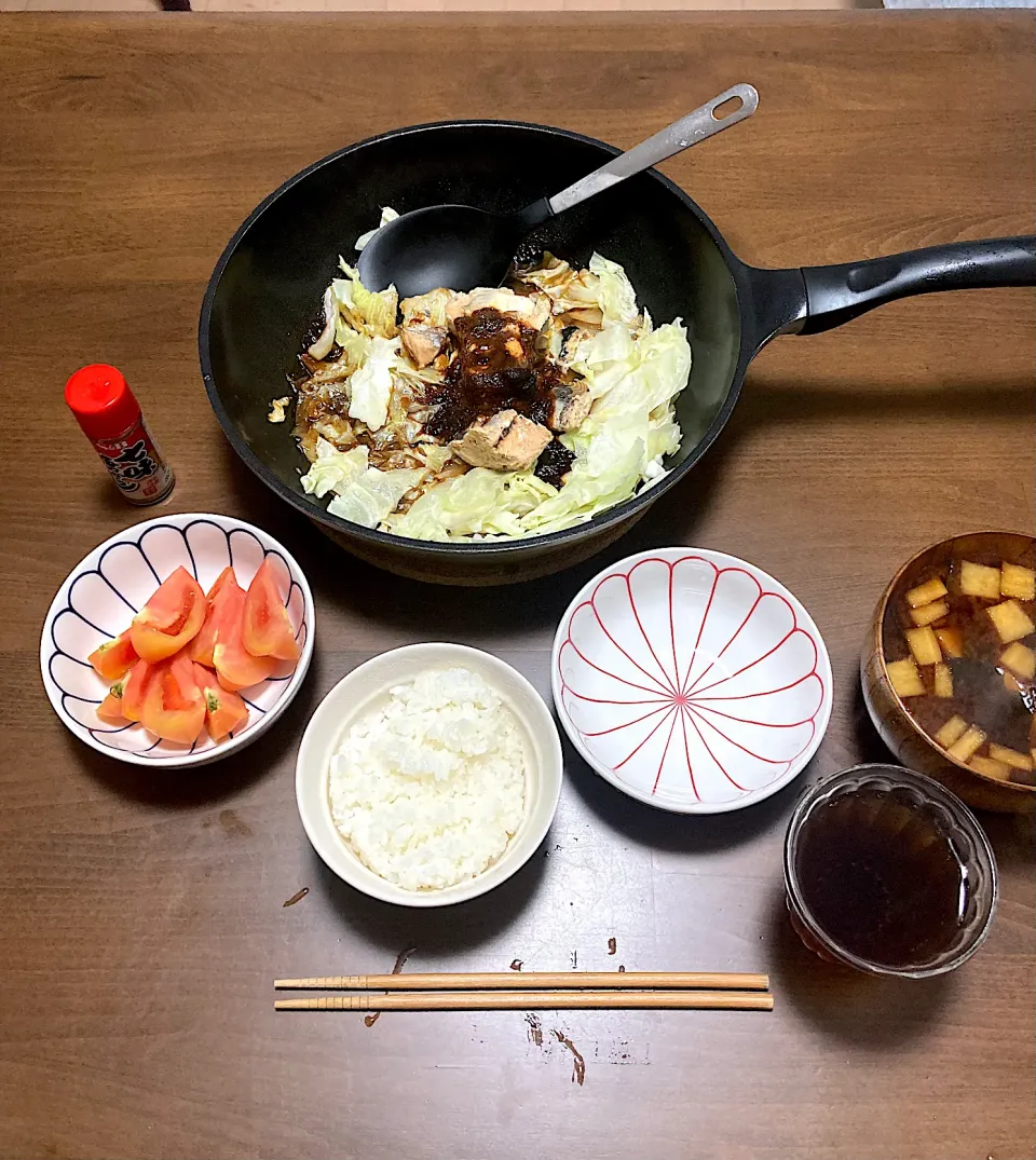 今日の晩ご飯⑤  鮭缶ちゃんちゃん焼き風、トマトサラダ、大根とわかめの味噌汁　いただきまーす😋|なびさん
