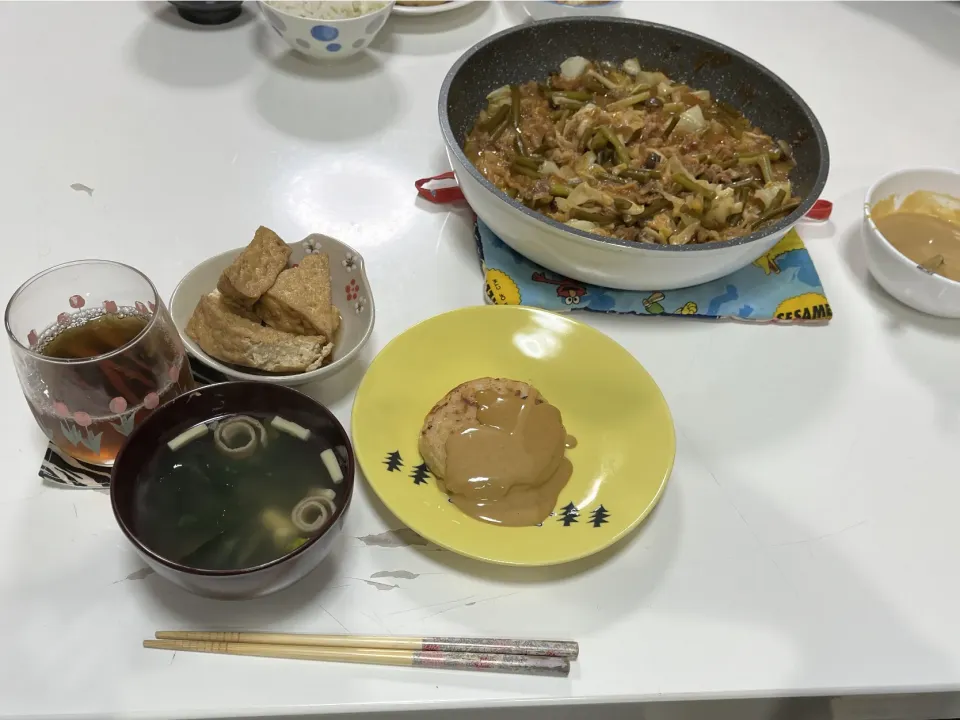 晩御飯☆お魚ハンバーグ（鮭）☆厚揚げの炊いたん☆肉野菜炒め☆簡単みそ汁|Saharaさん