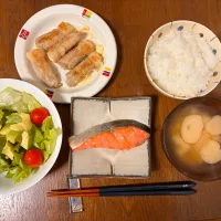 鮭の塩焼きでしっかり満足🐟💛
チーズ肉巻きは少ないお肉でボリュームUP🧀✨
アボカドサラダで栄養プラス🥑💚
味噌汁でお腹もぽかぽか〜🍲🌼

お金も時間もかけすぎず、
おいしく楽しく作れました😆🙌✨|よらさん