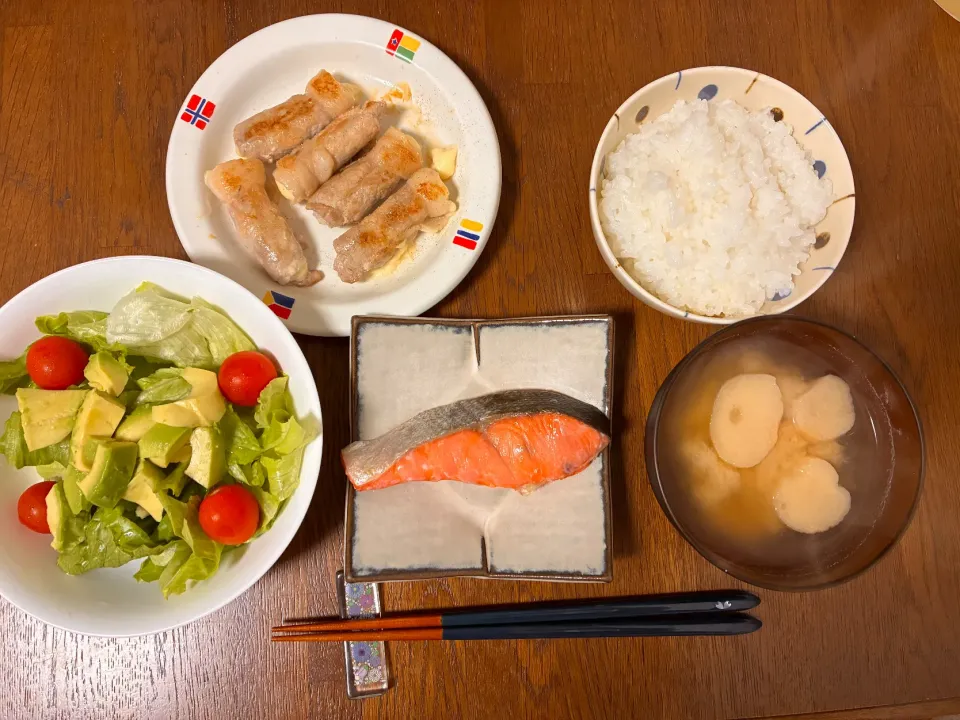 鮭の塩焼きでしっかり満足🐟💛
チーズ肉巻きは少ないお肉でボリュームUP🧀✨
アボカドサラダで栄養プラス🥑💚
味噌汁でお腹もぽかぽか〜🍲🌼

お金も時間もかけすぎず、
おいしく楽しく作れました😆🙌✨|よらさん