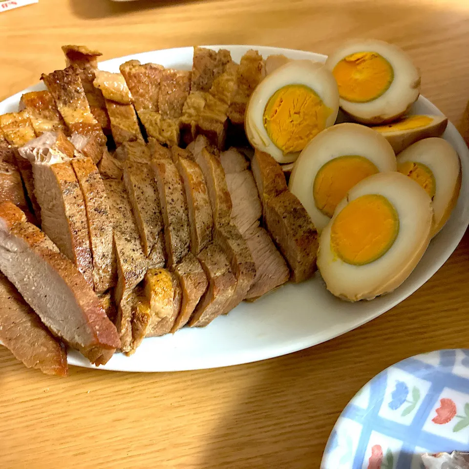 煮豚と煮玉子。|くろーぶやんさん