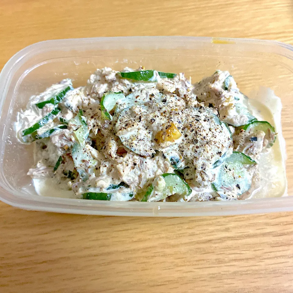 サバ缶ときゅうりのマヨ和え黒胡椒がけ。|くろーぶやんさん