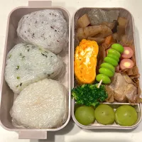 筑前煮
炭火焼きチキン
チーズウインナー
卵焼き
ブロッコリー
枝豆
3色おにぎり
シャインマスカット|ayumomさん