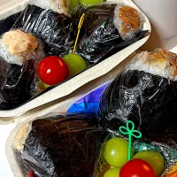おにぎり弁当ー梅めんたい、焼肉、ツナマヨ|KUMIさん