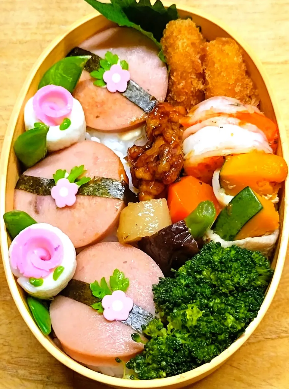 ベビーハムおにぎり弁当🍱|にゃん(=^・^=)さん