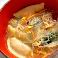 風邪でぐったり中に冷凍餃子と残り野菜スープ|Ayaさん