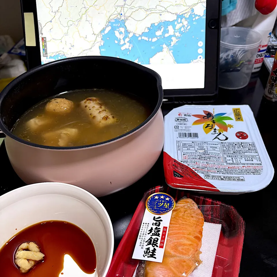 おでん🍢と鮭が余ったので、後始末の朝ごはん😋|すかラインさん