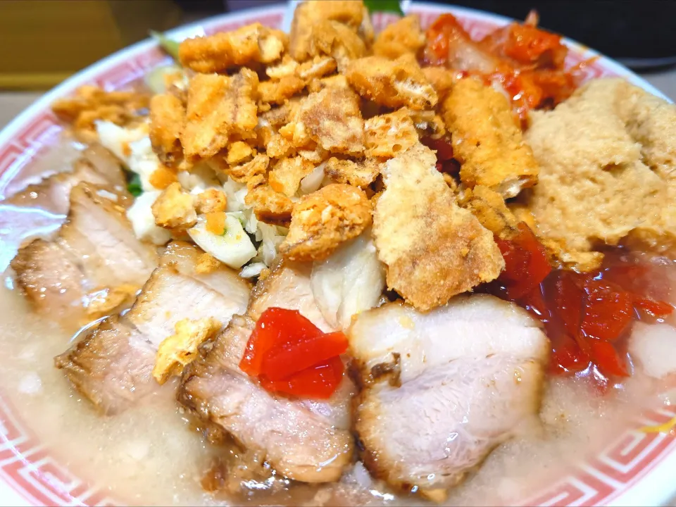 【毎週火曜日50杯限定】
【2020年創業】 
まるえ中華そば 
ニンニクラーメン【元気】
(1,100円) 
＋ニンニク多め (無料) 
＋イカ天 (無料) 
＋キムチ (無料) 
＋福神漬け (無料) 
＋生姜 (無料) 
＠巣鴨2分 
(JR板橋駅から徒歩32分)
25323
〈醤158塩53噌󠄀23タ11昆9出15 F17冷27混5つ3焼1ポ1〉|大脇さん