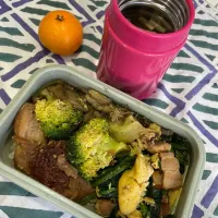 ブロッコリー・舞茸・サバ缶カレー炒め、ほうれん草・ベーコン・卵炒め、鶏チャーシュー、ご飯、味噌汁、みかん|pandavさん