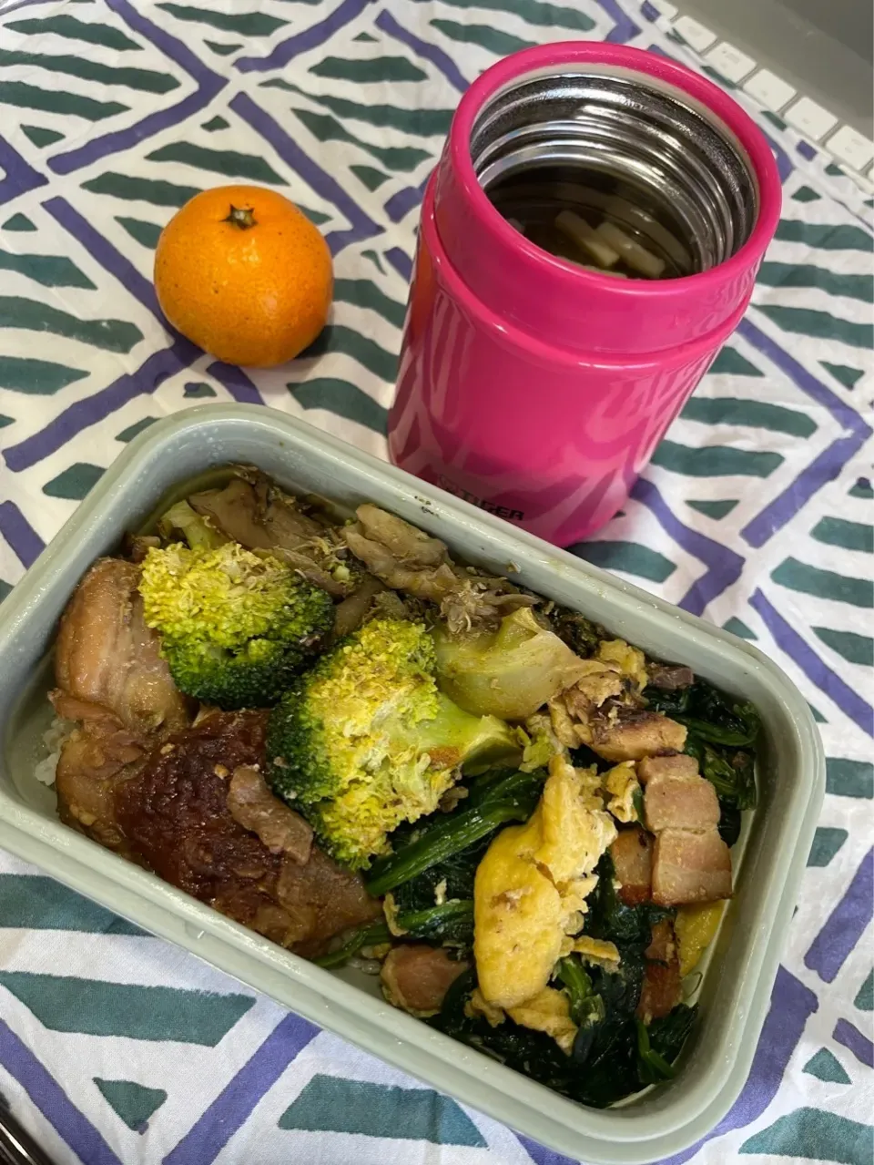 ブロッコリー・舞茸・サバ缶カレー炒め、ほうれん草・ベーコン・卵炒め、鶏チャーシュー、ご飯、味噌汁、みかん|pandavさん