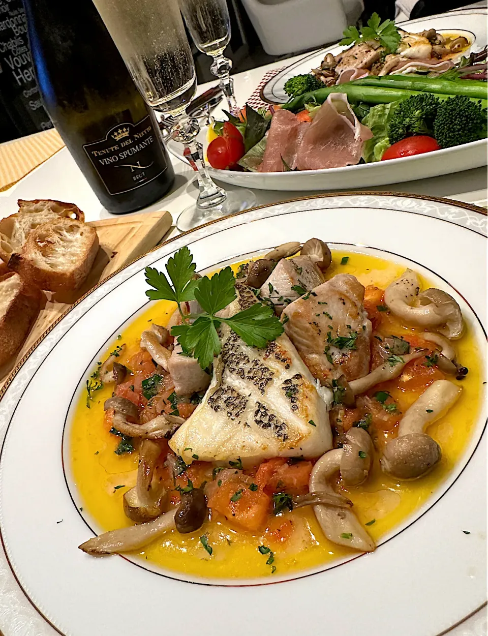 白鯛とメジマグロのオリーブオイル焼き🔥キノコとフレッシュトマトのソースで➰🥂😋|ナムナムさん