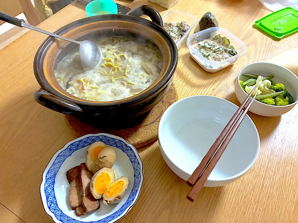 鶏山椒鍋スープしめラーメン、煮豚と煮玉子、温野菜、サバ缶ときゅうりのマヨ和え黒胡椒がけ、ツナきゅうりのレモンマヨ和え黒胡椒がけ。|くろーぶやんさん