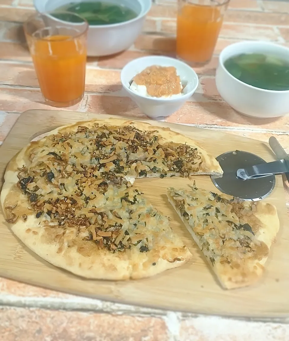 おかちさんのしらすナンピザをしらすのクリスピーピザで|みったんさん