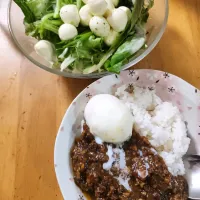 カレーライス、モッツァレラチーズサラダ|さきさん