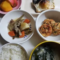 ☆夕飯☆ごはん、コムタンスープ、がんもどき、肉じゃが、鯖、リンゴ、柿|ｼｮｺﾗさん