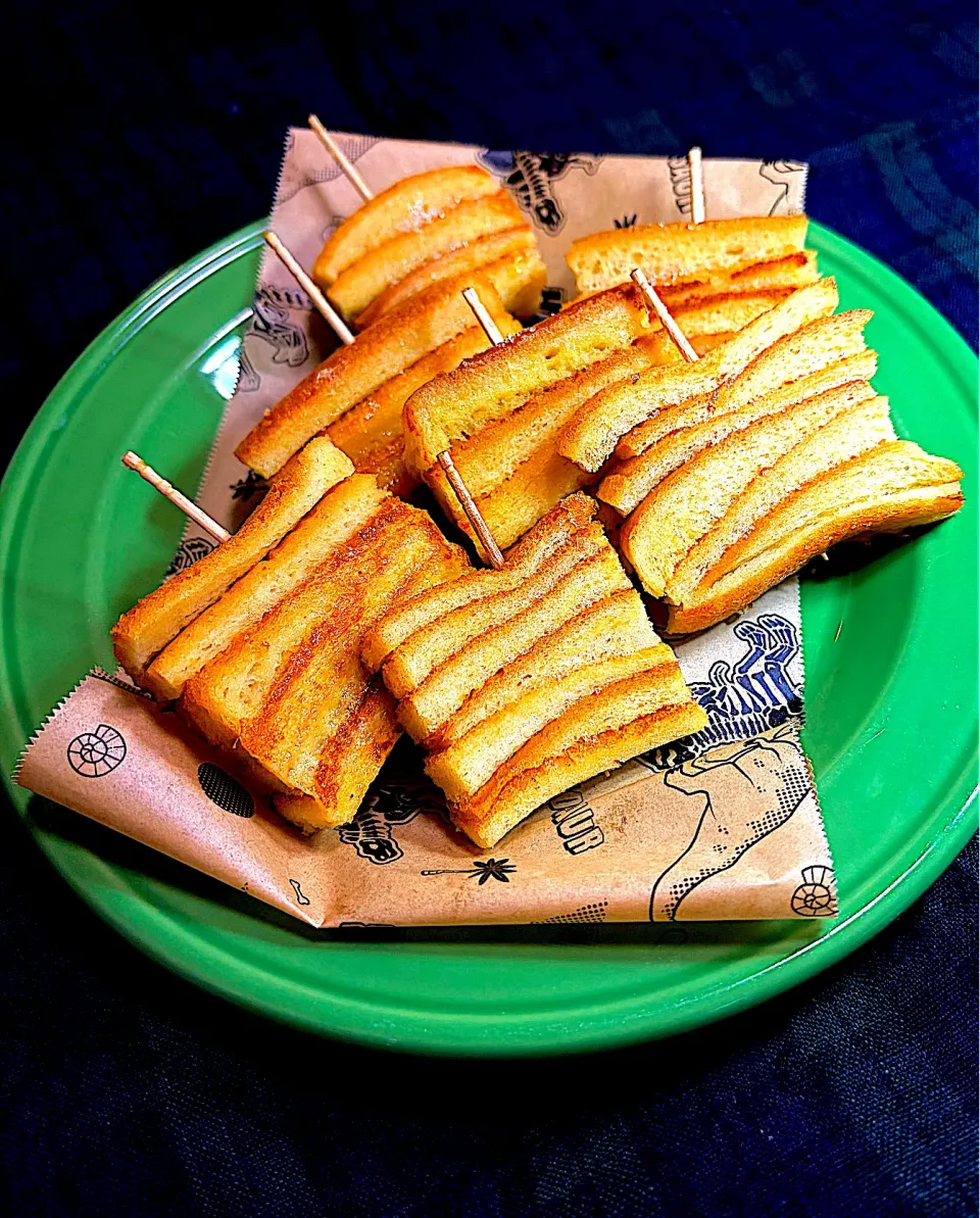 パン耳ピンチョスのフレンチトースト風
〜ココナッツオイル香るおやつ〜|kaeさん