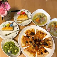 シーフードピザ　ポトフ　キウイ　チーズケーキ|そのみさん