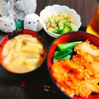 鶏天丼、なめこと豆腐と油揚げの味噌汁、野菜の塩昆布浅漬け| サトリさん