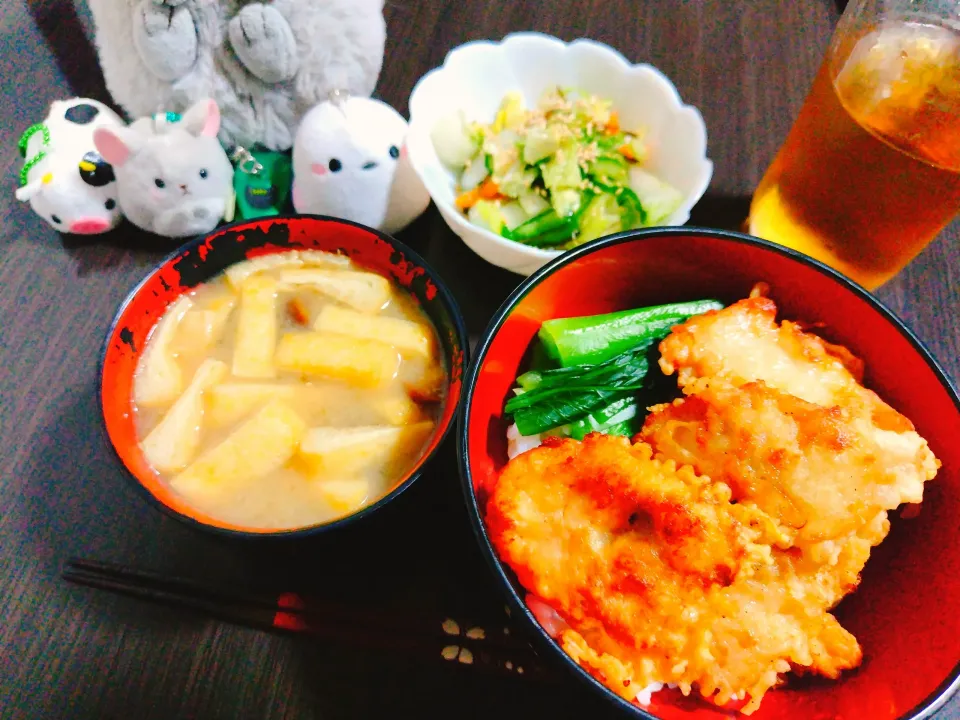 鶏天丼、なめこと豆腐と油揚げの味噌汁、野菜の塩昆布浅漬け|サトリさん