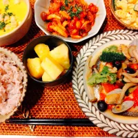 鮭とあさりのアクアパッツァ、牛肉としめじのケチャップ煮込み、マカロニサラダ、かぼちゃのチーズポタージュ、パイナップル🍍|samさん