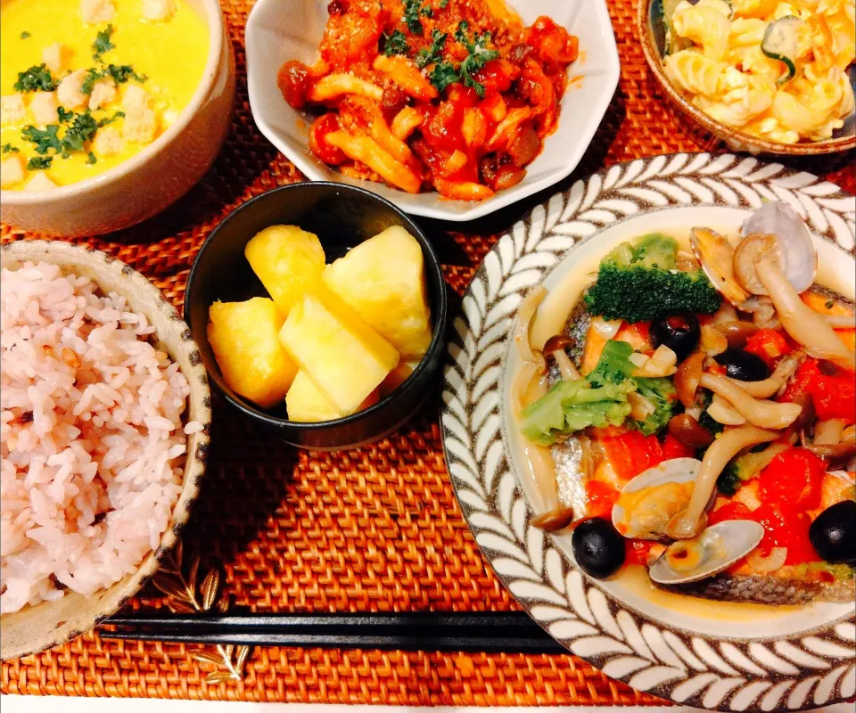 鮭とあさりのアクアパッツァ、牛肉としめじのケチャップ煮込み、マカロニサラダ、かぼちゃのチーズポタージュ、パイナップル🍍|samさん
