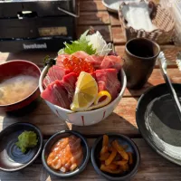 番外編: 静岡県大好きなマグロ中トロ丼、ここは干物も沢山売っていていつも静岡に行く時は寄っています。