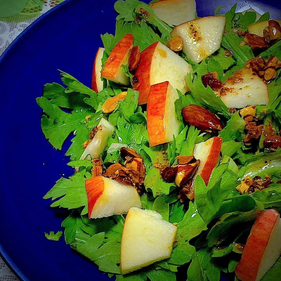 リンゴとナッツの春菊サラダ|Yuko Kobayashiさん