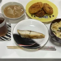 病み上がりで作る晩御飯☆銀ヒラス☆豚バラ大根☆コロッケ☆かに団子と野菜のみそ汁|Saharaさん