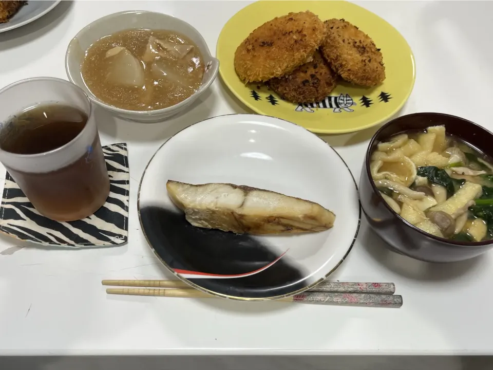 病み上がりで作る晩御飯☆銀ヒラス☆豚バラ大根☆コロッケ☆かに団子と野菜のみそ汁|Saharaさん