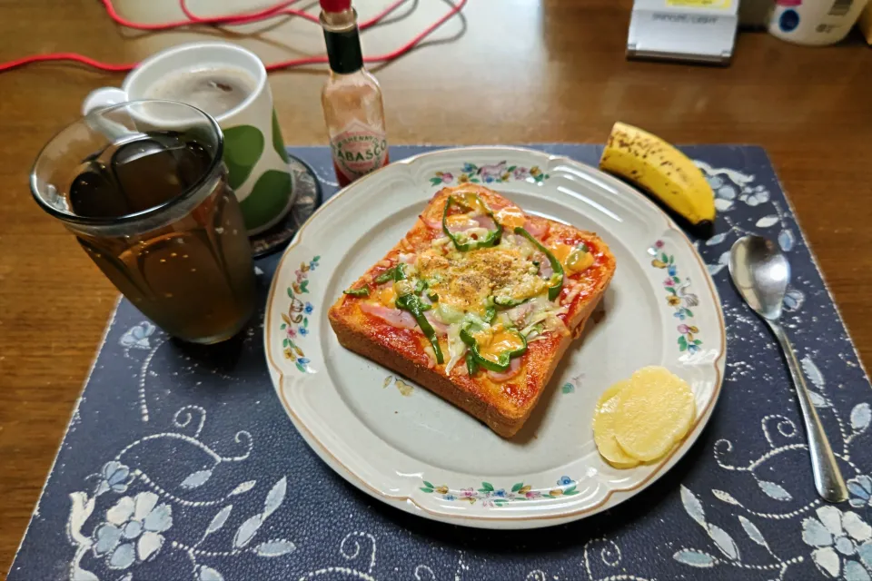 ガーリックピザトースト、沢庵、ホットコーヒー、六条麦茶、バナナ(朝ご飯)|enarinさん