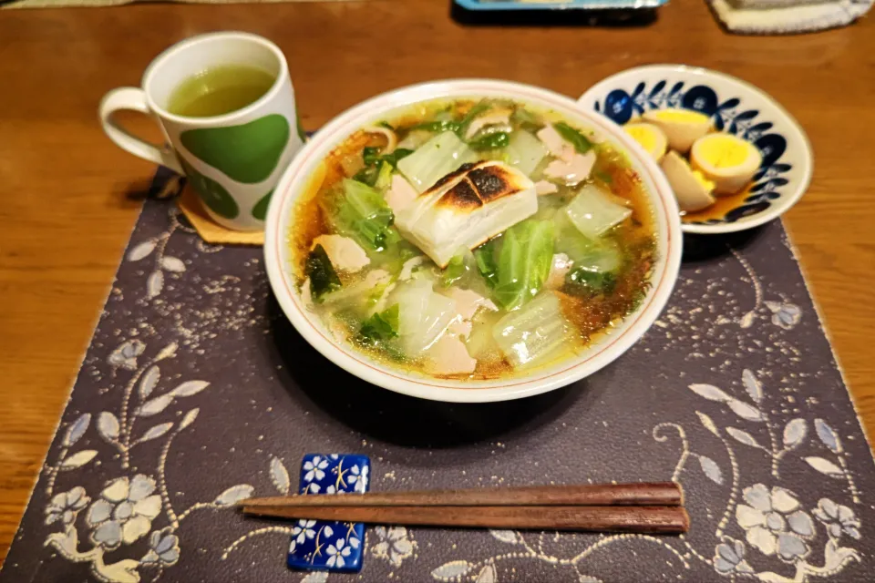 餡掛け醤油ラーメン、味玉、熱い日本茶(昼飯)|enarinさん