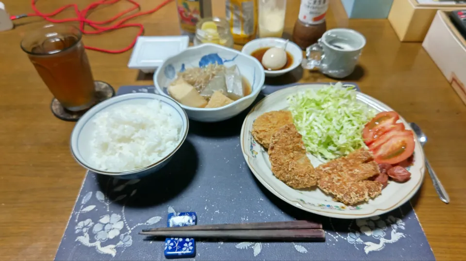 ご飯、ローストンカツ&肉コロッケ&メンチカツ、トマト、千切りキャベツ、煮物、味玉、納豆、沢庵、梅干し、六条麦茶、練乳&カシスジャムかけ手作り牛乳ゼリー(夕飯)|enarinさん