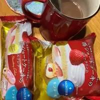 #おやつ　苺ショートケーキのシュークリームと苺ショートケーキのエクレア、ココア|ms903さん