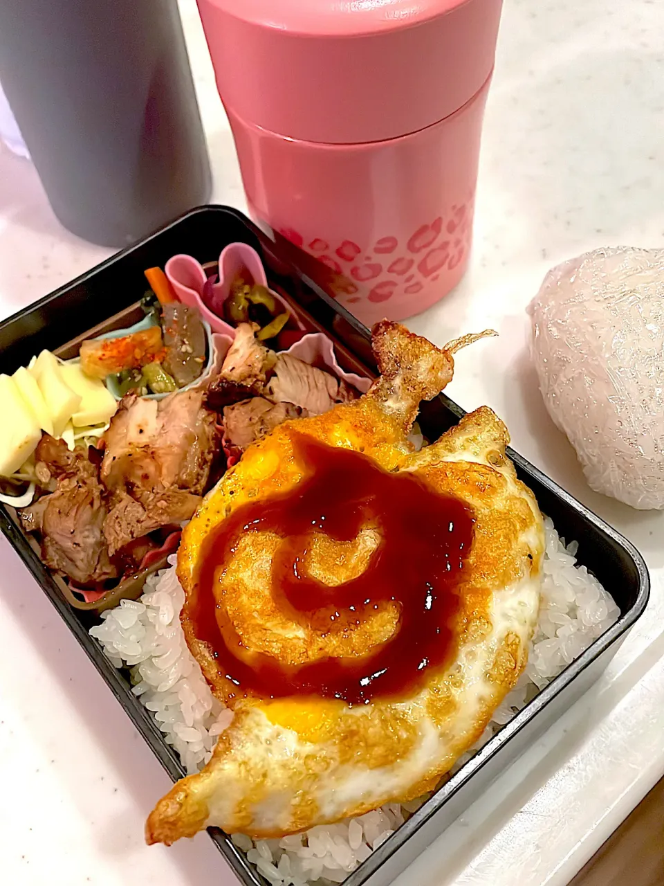 おっさん弁当　漬け物　俺のチンピラ　サラダ　照り焼きチキン　目玉の親父|ひげおやじさん