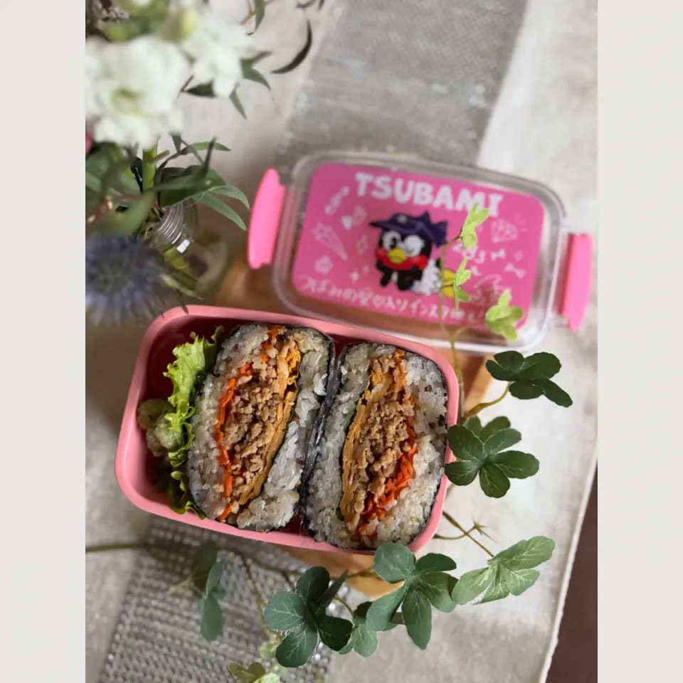 12/3❤︎私の鶏そぼろとたまごおにぎらず弁当🍙
つばみちゃん弁当箱に入れて🥰

＊ 鶏そぼろおにぎらず
＊ 十六穀米
＊ たまご焼き
＊ 人参ナムル
＊ 紫蘇|Makinsさん