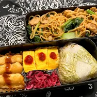 2025.11.29 息子弁当　◎焼きそば　◎カニカマ入り卵焼き　◎紫キャベツのピクルス　◎白身魚フライ|goroさん