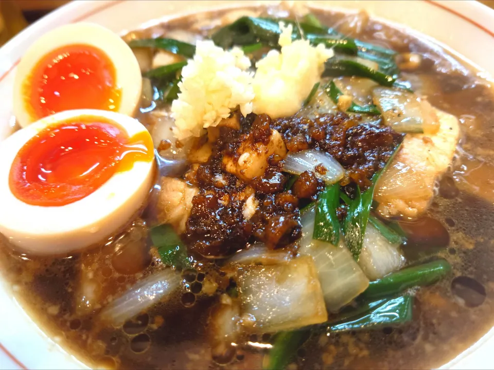 【期間限定】
【2018年創業】 
濃厚つけ麺・ラーメン八重桜
スタミナニンニクらーめん (990円) 
＋ニンニク (無料) 
＋生姜 (無料) 
＋味玉 (Instagramフォローで無料)
＠王子3分 
(JR十条駅から徒歩23分)
25324
〈醤159塩53噌󠄀23タ11昆9出15 F17冷27混5つ3焼1ポ1〉|大脇さん