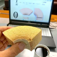 今日の昼ご飯　今朝、コンビニで飲むヨーグルトを買い忘れてしまい、秘書室裏のパントリーに置いてあった会社のお得意様からいただいた「黒船」の「クアルトバウム」をちょっと失敬しちゃいました。|なびさん