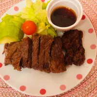 【ただただ真っ黒焦げた肉に見える】ステーキ|飛鳥さん